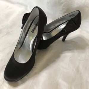 UNLISTED Secret File Heels with Satin Bow Black 7 NWOT